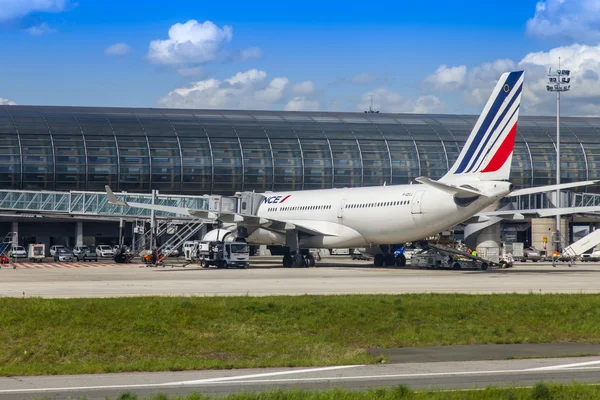 PARIS, FRANCE - on MAY 5, 2015. The international airport Charles de Gaulle, service of the plane about the terminal E. A view from the window of the flying-up plane — Stock Photo, Image