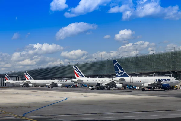 Paris, Frankreich - am 5. Mai 2015. Der internationale Flughafen Charles de Gaulle, ein Blick auf das Terminal e und die Flugzeuge, die Vorflugtraining haben, aus einem Fenster des Flugzeugs — Stockfoto