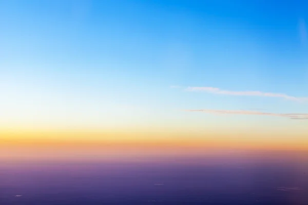 Vue aérienne depuis la fenêtre sur le ciel couchant — Photo