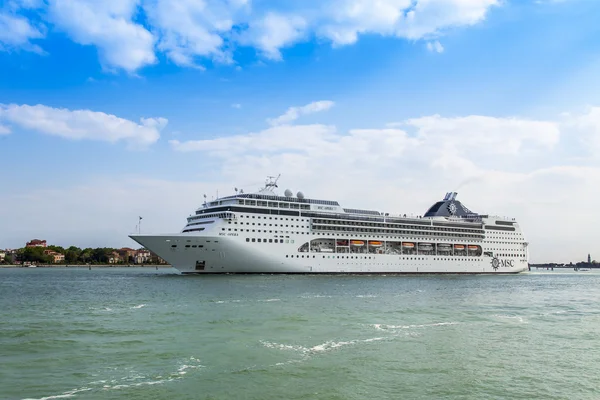 VENICE, ITALY - on APRIL 30, 2015. The cruise ship leaves seaport of Venice — Stock Photo, Image