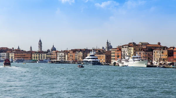 VENICE, ITÁLIA - em 30 de abril de 2015. Uma vista panorâmica da cidade a partir da lagoa veneziana. Complexo arquitetônico de um de aterros — Fotografia de Stock