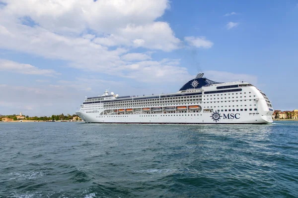 VENICE, ITALY - on APRIL 30, 2015. The cruise ship leaves seaport of Venice — Stock Photo, Image