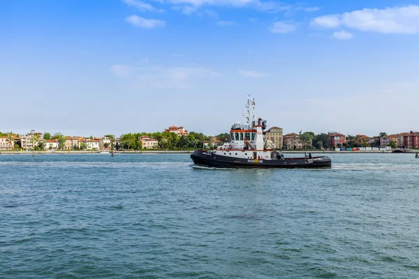 VENICE, ITALY - on MAY 1, 2015. A view of Lido's island from the Venetian lagoon — Stock fotografie