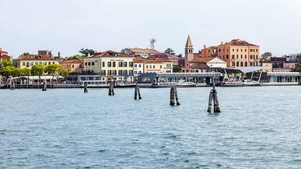 VENICE, ITALY - on MAY 1, 2015. A view of Lido's island from the Venetian lagoon — 图库照片
