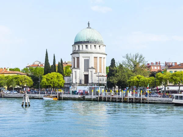 VENECIA, ITALIA - el 1 de mayo de 2015. Una vista de la isla del Lido desde la laguna veneciana —  Fotos de Stock