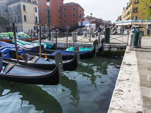 Βενετία, Ιταλία - στις 2 Μαΐου 2015. Πόλη τοπίο το πρωί. Γόνδολες είναι αγκυροβολημένο στην ακτή του καναλιού — Φωτογραφία Αρχείου