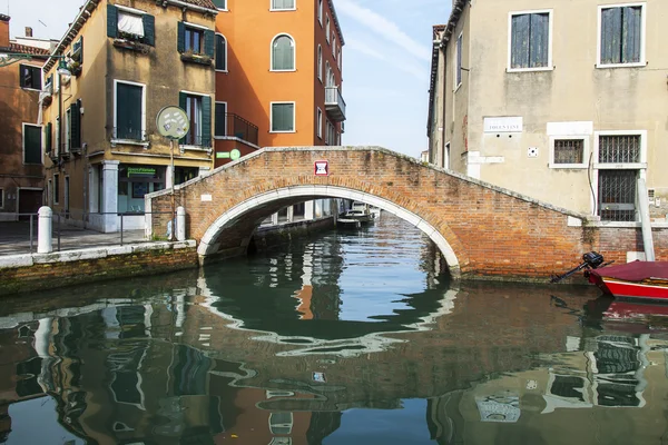VENICE, ITALY - on MAY 2, 2015. Picturesque city landscape. The street canal and old stone bridge — Stok fotoğraf