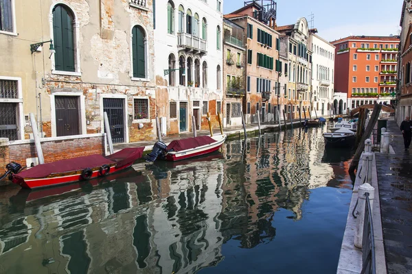 VENISE, ITALIE - le 2 mai 2015. Paysage urbain pittoresque. Le canal de la rue et le vieux pont en pierre — Photo