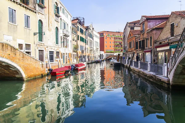 VENECIA, ITALIA - el 2 de mayo de 2015. Pintoresco paisaje de la ciudad. El canal de la calle y el viejo puente de piedra — Foto de Stock