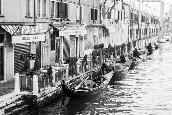 VENICE, ITALY - on MAY 2, 2015. City landscape early in the morning. Gondolas are moored at the coast of the channel — Stock Photo, Image