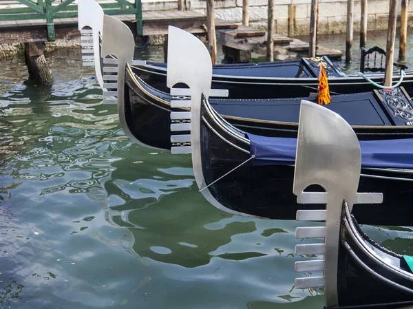 Venedig, Italien - den 2 maj 2015. Stadslandskapet tidigt på morgonen. Gondoler är förtöjd vid kusten i kanalen — Stockfoto