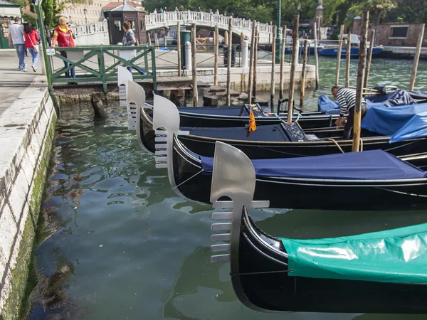 Venedig, Italien - am 2. Mai 2015. Stadtlandschaft in den frühen Morgenstunden. Gondeln liegen an der Kanalküste fest — Stockfoto