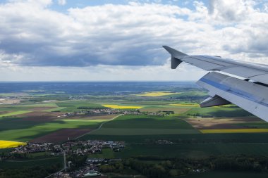 Paris, Fransa - 5 Mayıs 2015 tarihinde. Paris Charles De Gaulle havaalanında topraklarda geliyor uçak penceresinden çevresinde üzerinde üstten görünüm