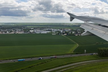 Paris, Fransa - 5 Mayıs 2015 tarihinde. Paris Charles De Gaulle havaalanında topraklarda geliyor uçak penceresinden çevresinde üzerinde üstten görünüm