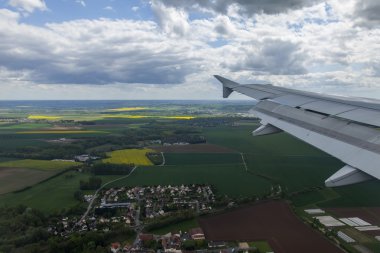 Paris, Fransa - 5 Mayıs 2015 tarihinde. Paris Charles De Gaulle havaalanında topraklarda geliyor uçak penceresinden çevresinde üzerinde üstten görünüm