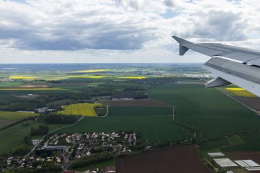Paris, Fransa - 5 Mayıs 2015 tarihinde. Paris Charles De Gaulle havaalanında topraklarda geliyor uçak penceresinden çevresinde üzerinde üstten görünüm