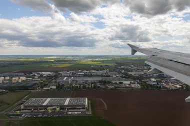 Paris, Fransa - 5 Mayıs 2015 tarihinde. Paris Charles De Gaulle havaalanında topraklarda geliyor uçak penceresinden çevresinde üzerinde üstten görünüm