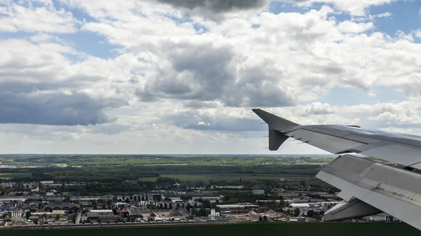 PARÍS, FRANCIA - 5 DE MAYO DE 2015. La vista superior en las inmediaciones de París desde una ventana del avión que viene en la tierra en el aeropuerto Charles De Gaulle — Foto de Stock