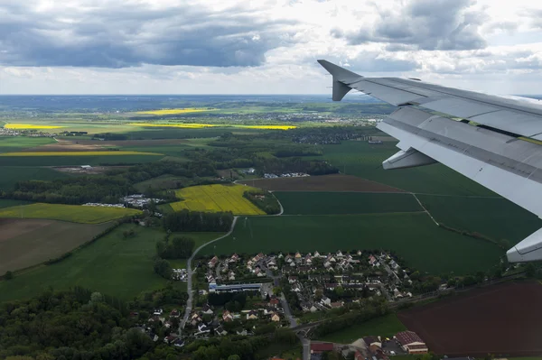 Paris, Fransa - 5 Mayıs 2015 tarihinde. Paris Charles De Gaulle havaalanında topraklarda geliyor uçak penceresinden çevresinde üzerinde üstten görünüm — Stok fotoğraf