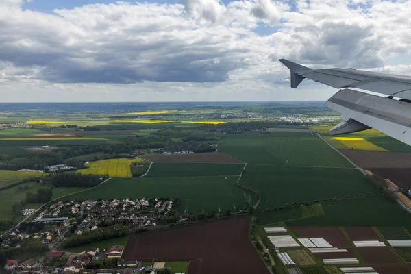 PARÍS, FRANCIA - 5 DE MAYO DE 2015. La vista superior en las inmediaciones de París desde una ventana del avión que viene en la tierra en el aeropuerto Charles De Gaulle — Foto de Stock