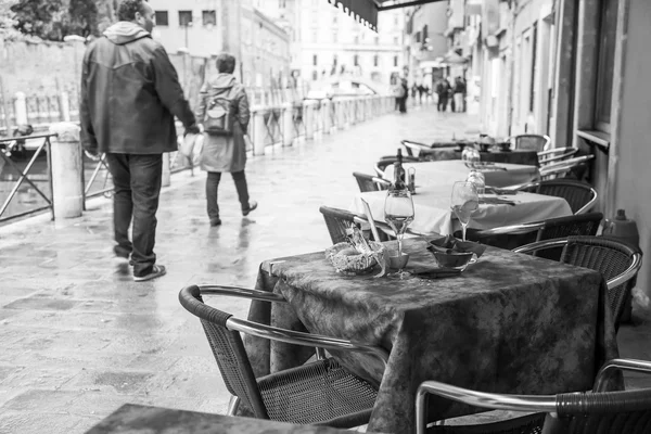 VENECIA, ITALIA - el 1 de mayo de 2015. Mesas de café de verano en la orilla del canal — Foto de Stock