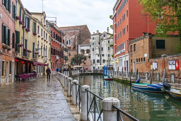 VENECIA, ITALIA - el 1 de mayo de 2015. Canal típico de la calle en la noche de primavera . — Foto de Stock