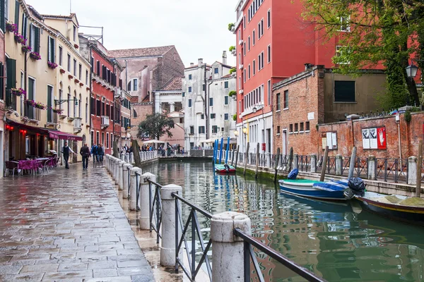 VENICE, ITALY - on MAY 1, 2015. Typical street canal in spring evening. — Stock fotografie