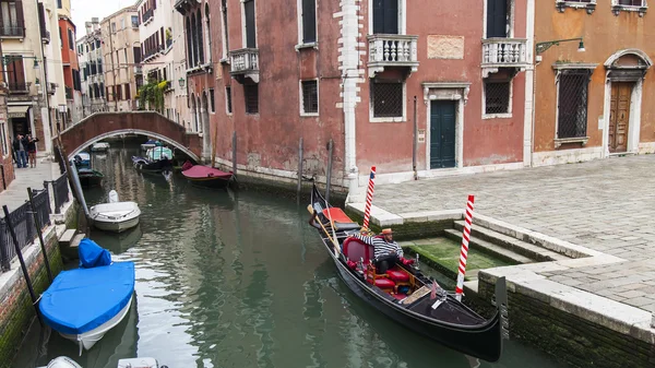 VENICE, ITALY - on MAY 1, 2015. Typical street canal in spring evening. — Stock Photo, Image