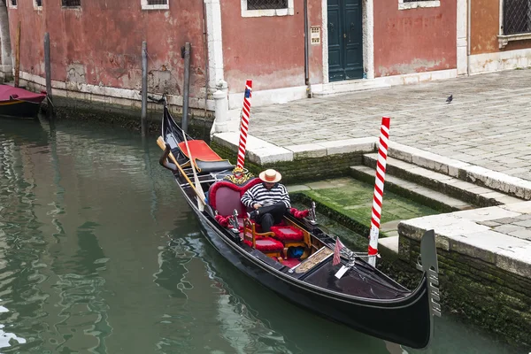 Venice, Olaszország - a május 4-én 2015-ig. Városi táj. Gondola van kikötve, a csatorna partja mintegy — Stock Fotó