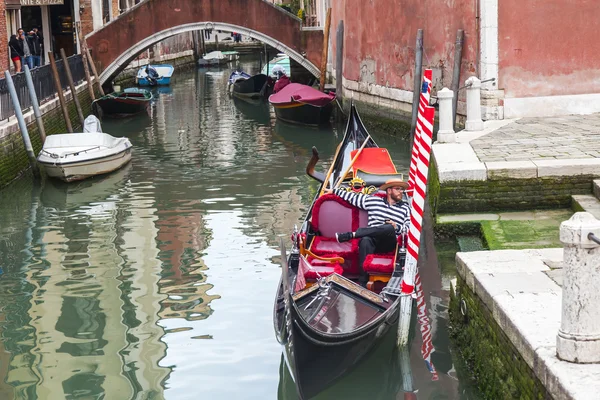 VENICE, ITÁLIA - em 1 de maio de 2015. Canal de rua típico na noite de primavera . — Fotografia de Stock