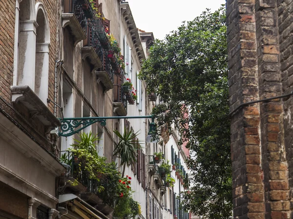 VENICE, ITALY - on APRIL 29, 2015. An architectural fragment of the ancient building (the XV century) on the canal embankment. — Stock fotografie