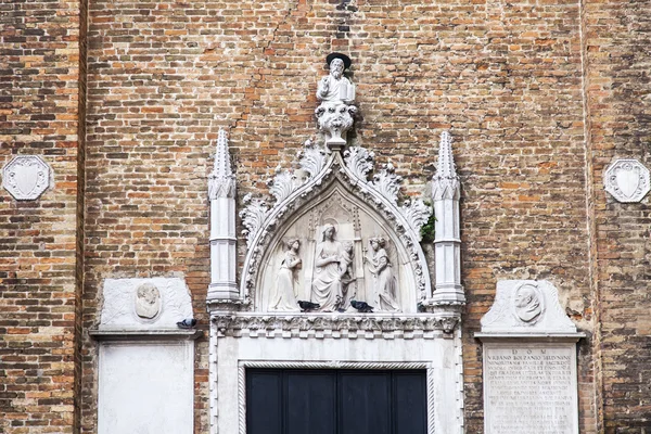 Venedig, Italien - am 4. Mai 2015. ein Fragment einer Fassade eines historischen Gebäudes — Stockfoto