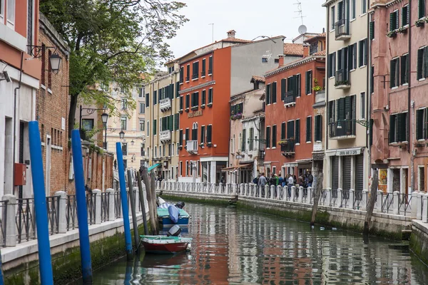 VENEZIA - il 1 MAGGIO 2015. Tipico canale cittadino in primavera sera . — Foto Stock