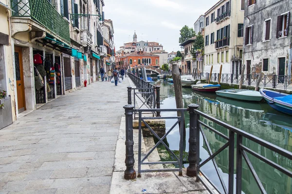 VENICE, ITALY - pada 1 Mei 2015. Ciri khas jalan kanal di musim semi malam . — Stok Foto