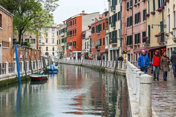 VENICE, ITALY - on MAY 1, 2015. Typical street canal in spring evening. — 스톡 사진