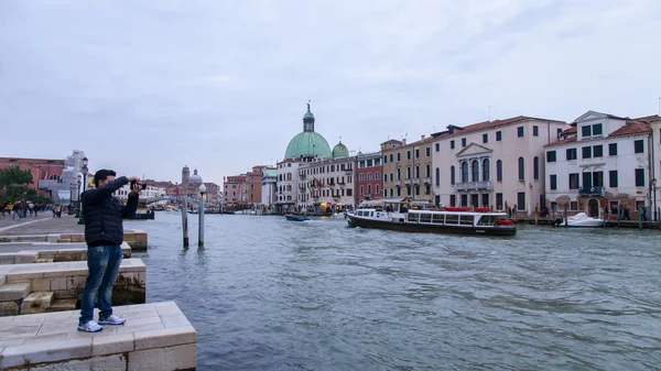 VENICE, ITÁLIA - em 3 de maio de 2015. Paisagem urbana. Edifícios antigos em terra grandeza Canala (Canal Grande ) — Fotografia de Stock