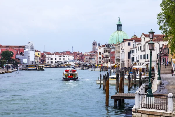 Benátky, Itálie - na 3 května 2015. Městské krajiny. Staré budovy na břehu grandee Canala (Canal Grande) — Stock fotografie