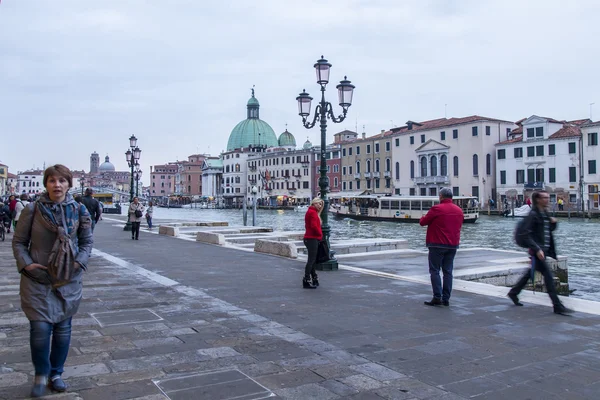 VENICE, ITÁLIA - em 3 de maio de 2015. Paisagem urbana. Edifícios antigos em terra grandeza Canala (Canal Grande ) — Fotografia de Stock