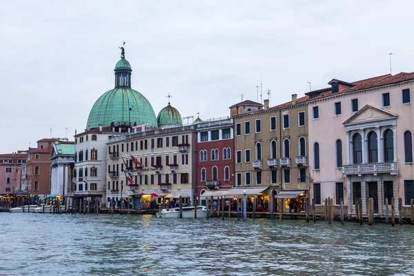 VENECIA, ITALIA - el 3 de mayo de 2015. Paisaje urbano. Antiguos edificios en tierra grandiosa Canala (Canal Grande ) —  Fotos de Stock