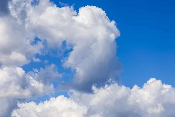 Heldere hemelse landschap met witte wolken in de zonnige dag — Stockfoto