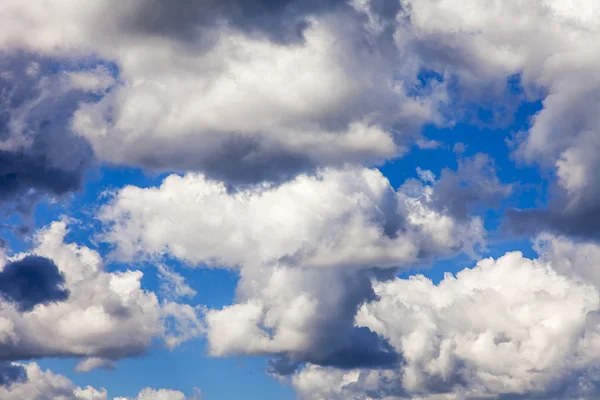 Nuvens no céu antes de uma tempestade de trovão — Fotografia de Stock