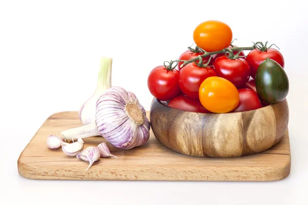 Tomates maduros de vários graus e alho fresco — Fotografia de Stock