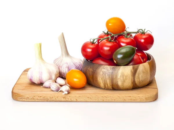 Ripe tomatoes of various grades and fresh garlic — Stock Photo, Image