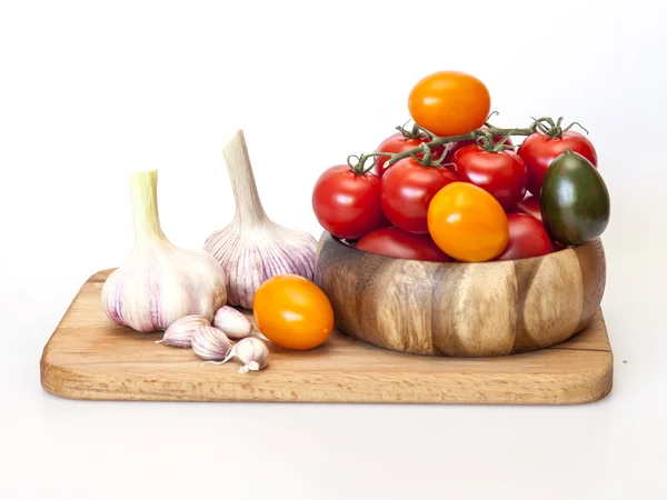 Ripe tomatoes of various grades and fresh garlic — Stock Photo, Image