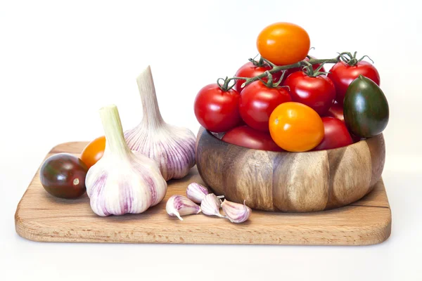 Zralá rajčata různých stupňů a česnek čerstvý — Stock fotografie
