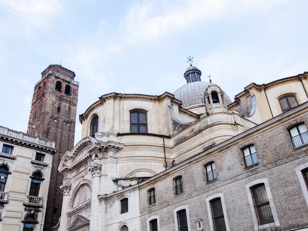 VENICE, ITALY - on MAY 3, 2015. Typical architectural details of ancient houses in island part of the city — Stock Photo, Image