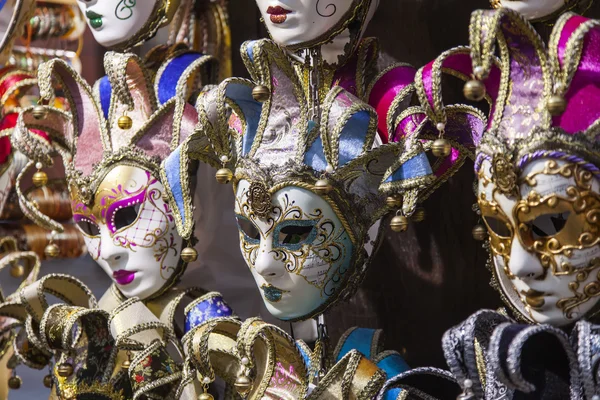 VENICE, ITALY - on MAY 3, 2015. Typical Venetian carnival masks on a show-window of gift shop — Stock Photo, Image