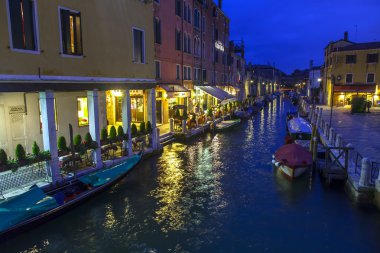 Venice, İtalya - 2 Mayıs 2015 tarihinde. Akşam kentsel görünümü. Kanal ve dolgu, lambalar ve su onların yansıması