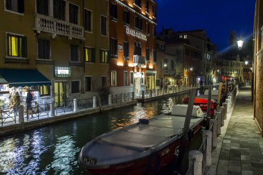 Venice, İtalya - 2 Mayıs 2015 tarihinde. Akşam kentsel görünümü. Kanal ve dolgu, lambalar ve su onların yansıması