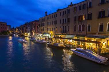 Venice, İtalya - 2 Mayıs 2015 tarihinde. Akşam kentsel görünümü. Kanal ve dolgu, lambalar ve su onların yansıması
